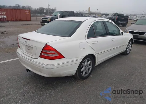 2004 Mercedes-Benz C 240 z USA, uszkodzony, nr VIN WDBRF61J84A639290